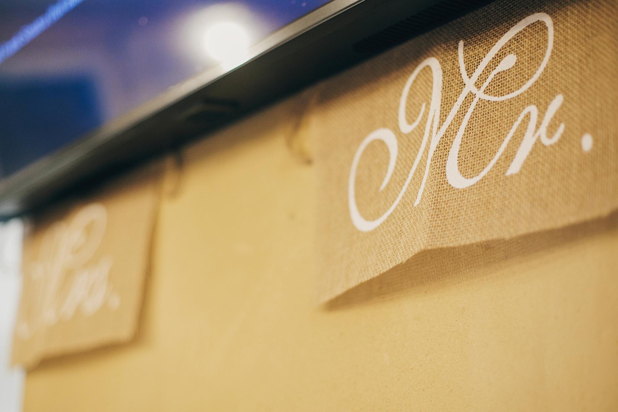 Facciata dell'atelier con insegna minimale